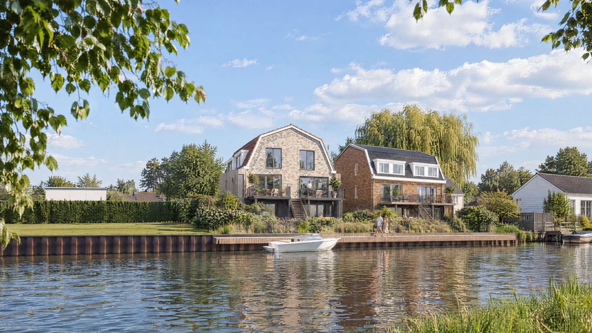 De vier woningen van Werf aan de Noord vanaf het water, met de gezamenlijke steiger